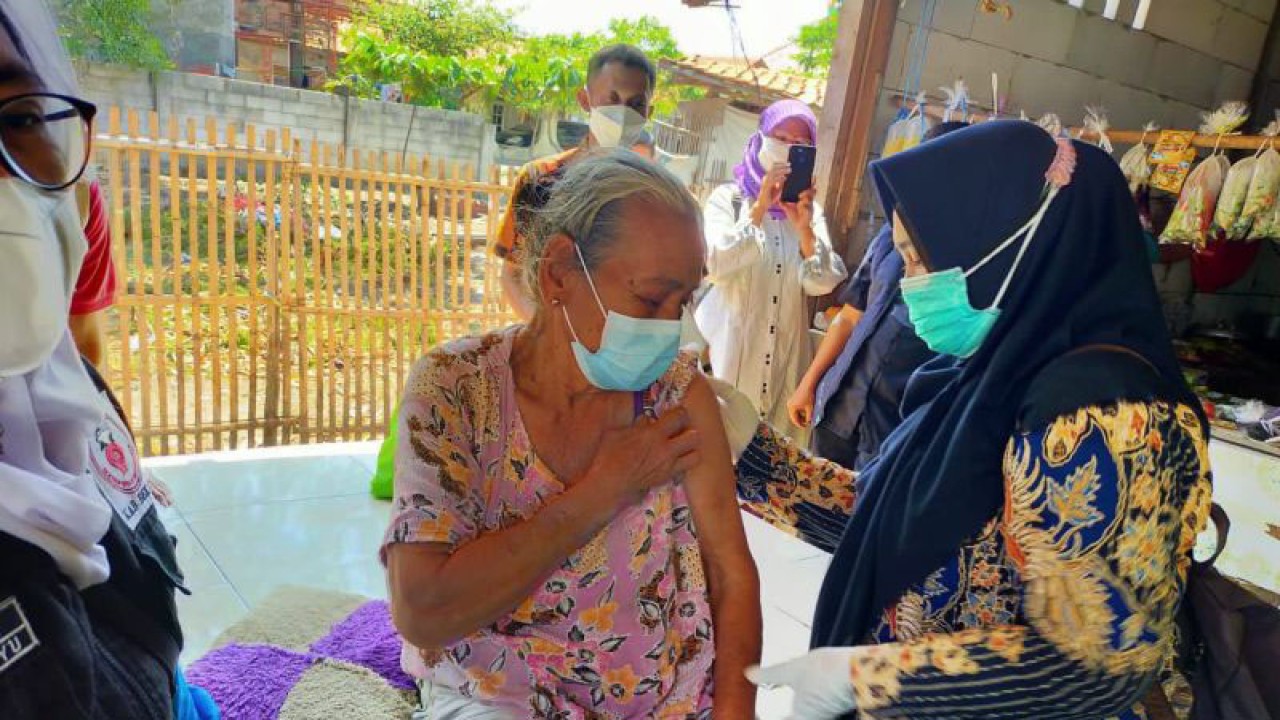 Petugas kesehatan memberikan suntikan vaksin COVID-19 dosis penguat kepada warga lanjut usia di Kabupaten Bekasi, Jawa Barat. (ANTARA/Pradita Kurniawan Syah)