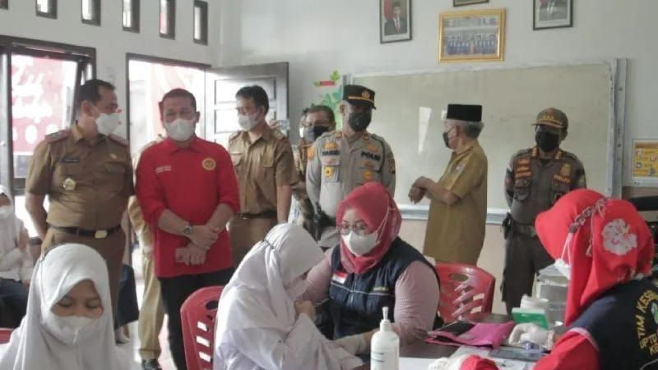 Seorang warga Kabupaten OKU disuntik vaksin COVID-19. (ANTARA/Edo Purmana/23)