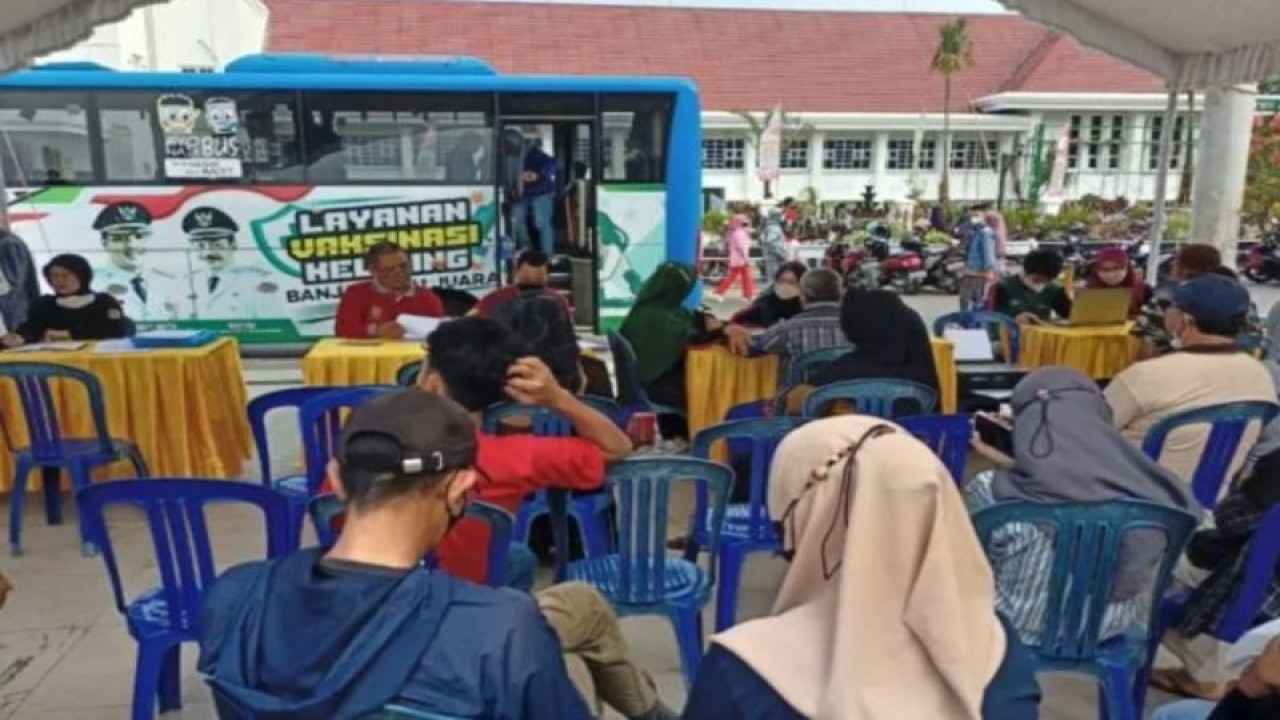 Sejumlah warga mengantre vaksinasi penguat (booster) dosis kedua di salah satu fasilitas pelayanan kesehatan Banjarbaru, Kalimantan Selatan, Senin (6/2/2023). ANTARA/Yose Rizal