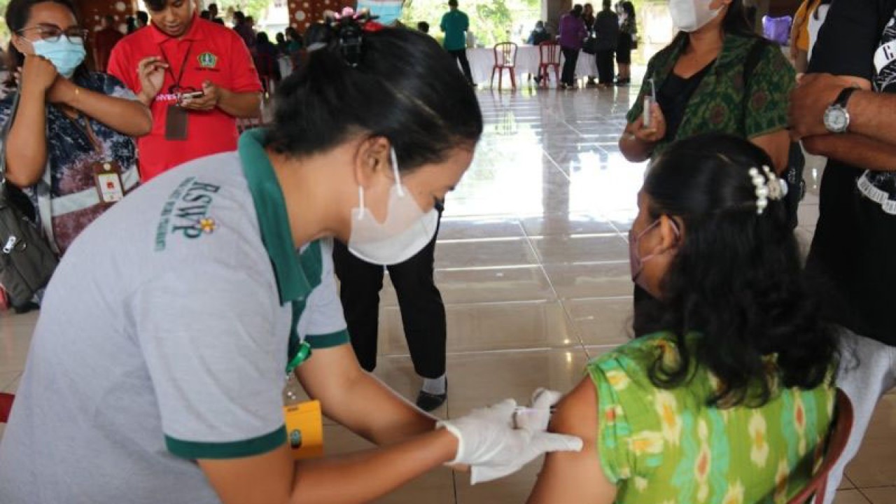 Pelaksanaan vaksinasi COVID-19 dosis penguat kedua di Kabupaten Tabanan, Bali. ANTARA