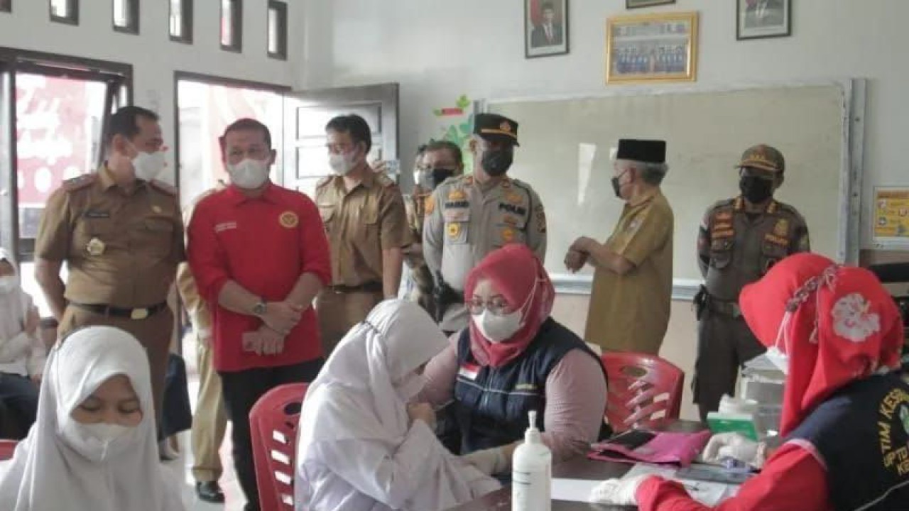 Seorang warga Kabupaten OKU divaksin COVID-19. (ANTARA/Edo Purmana/23)