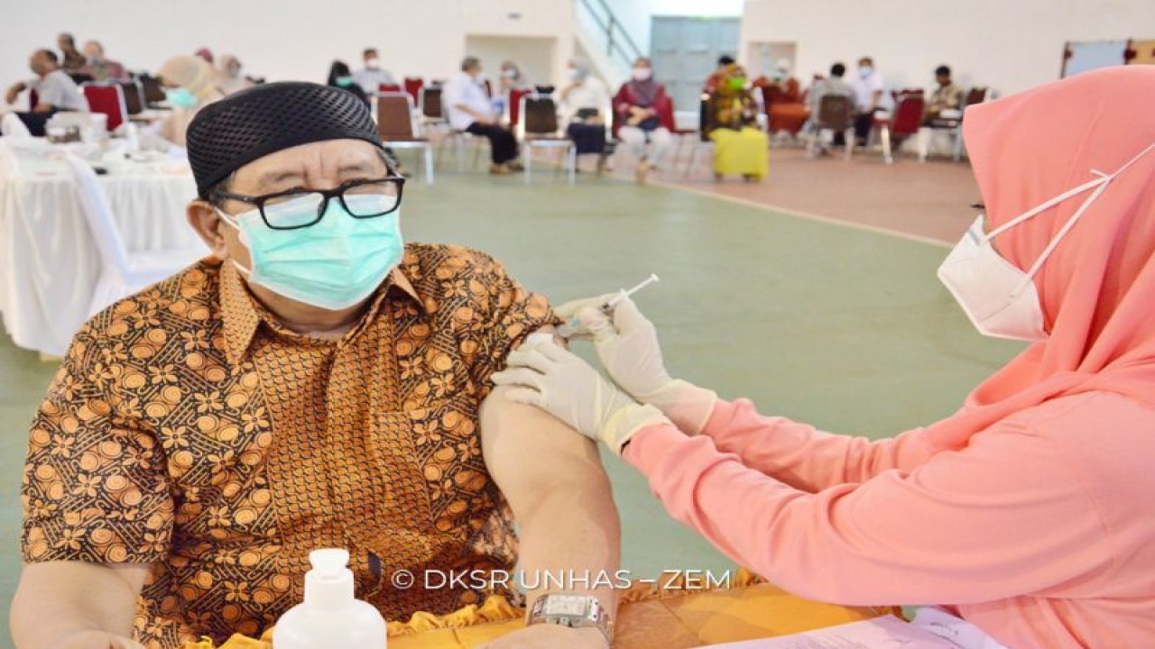 Dosen Unhas divaksinasi booster sebagai perlindungan diri dari ancaman paparan COVID-19. ANTARA/HO