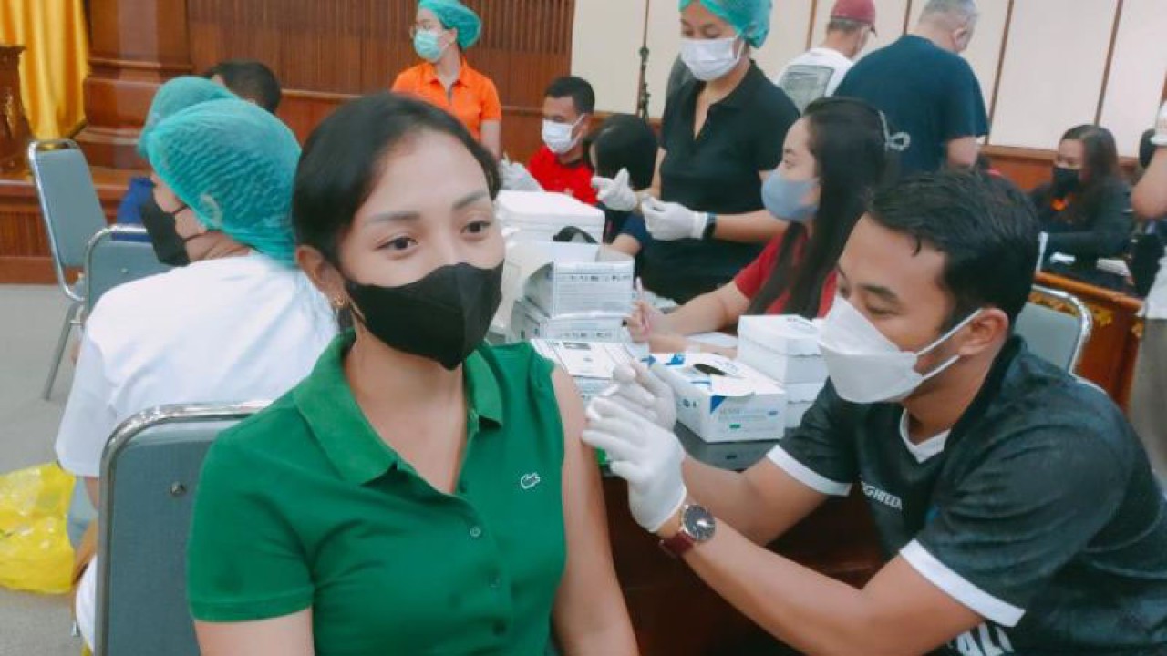 Ilustrasi - Salah seorang warga ketika mendapatkan vaksinasi penguat (booster) 2 di Kota Denpasar belum lama ini. ANTARA/Ni Luh Rhismawati.