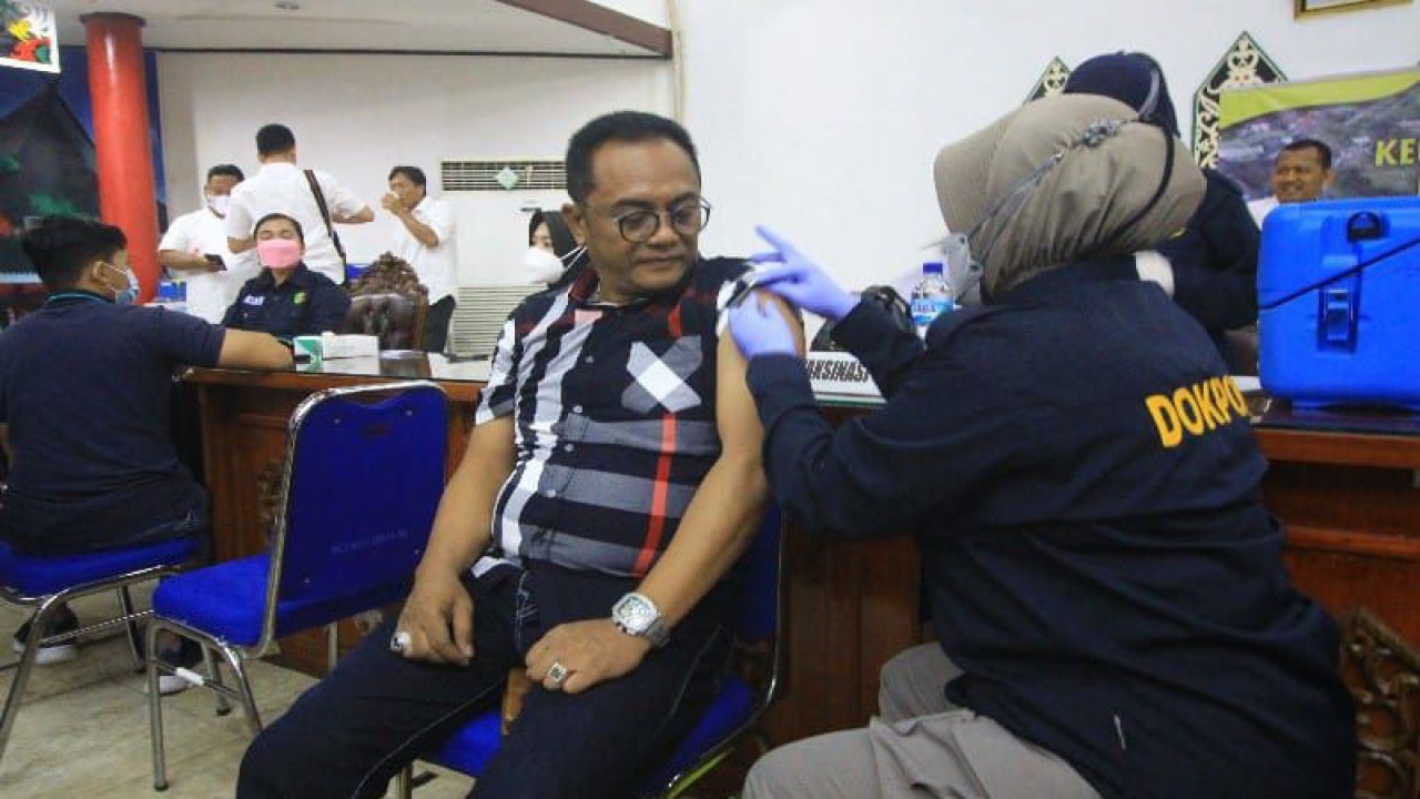 Ketua DPRD Kota Palangka Raya, Kalimantan Tengah Sigit K Yunianto mengikuti vaksin penguat dosis dua yang dilaksanakan di ruang rapat paripurna DPRD Kota setempat, Rabu (15/2/2023). ANTARA/Adi Wibowo