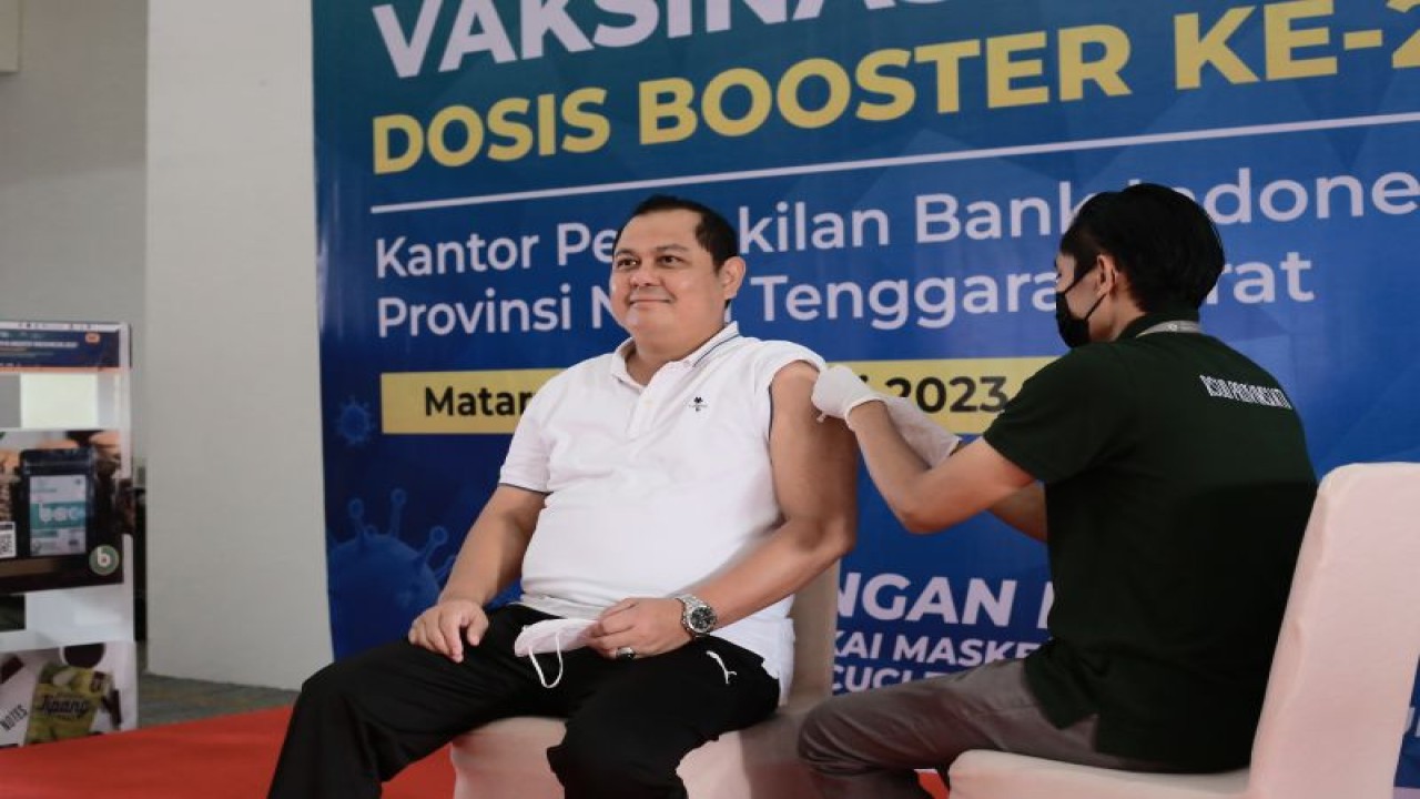 Kepala Perwakilan Bank Indonesia (BI) Provinsi NTB Heru Saptaji, saat melakukan suntik vaksinasi booster (pelengkap) kedua, di Mataram, Jumat (17/2/2023). ANTARA/HO-BI NTB