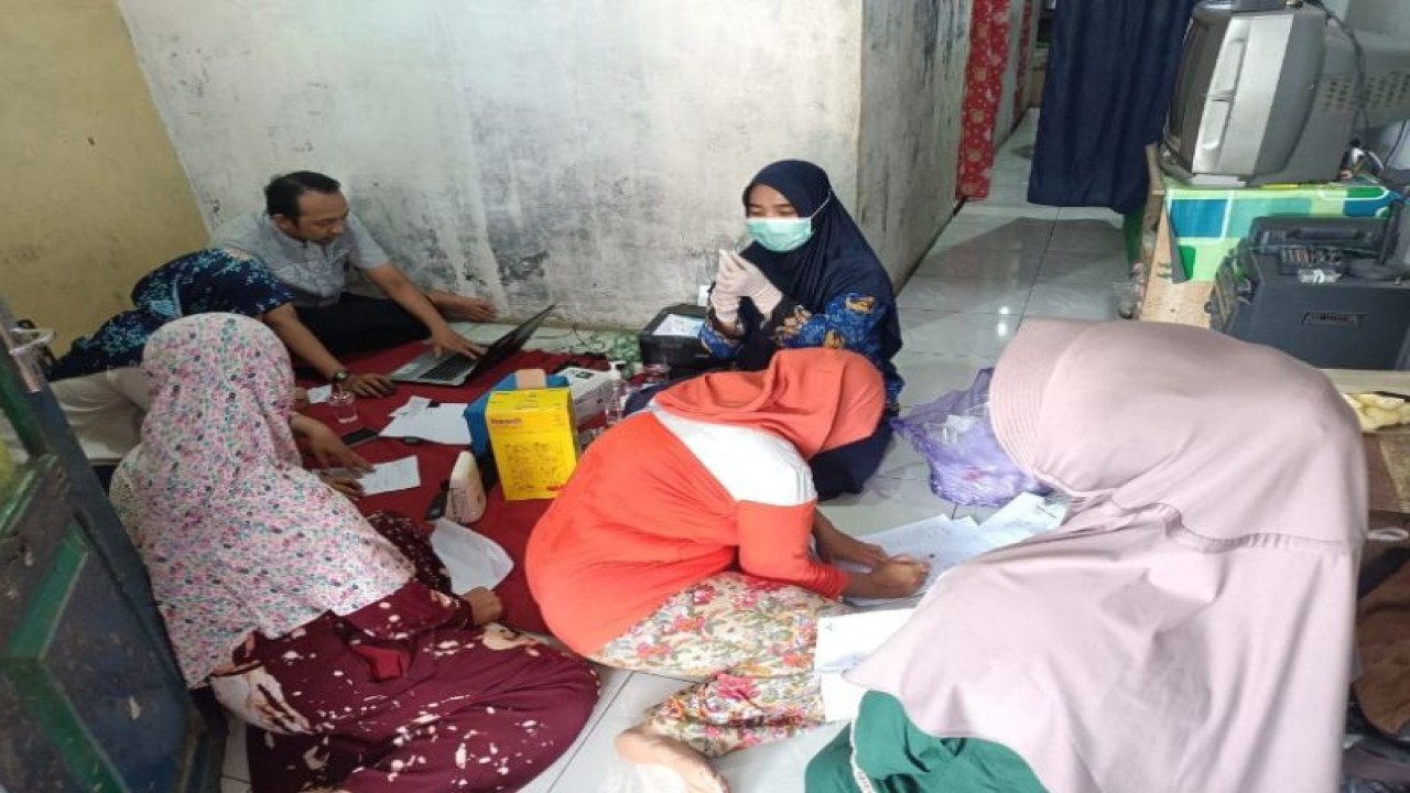 Tim Vaksinator Dinas Kesehatan Kota Pekalongan sedang memberikan layanan inklusif pada masyarakat Kota Pekalongan. (ANTARA/HO-Humas Kota Pekalongan)