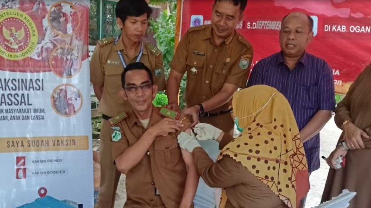 Seorang tenaga kesehatan di Kabupaten OKU divaksin penguat COVID-19 dosis kedua, Kamis. (ANTARA/Edo Purmana/23)