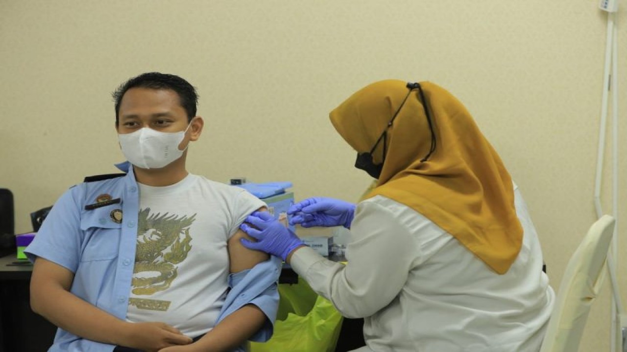 Pelaksanaan vaksinasi penguat di lingkungan Kanwil Kemenkumham Jatim, Selasa (28/2/2023). ANTARA/HO-Kanwilkumham Jatim