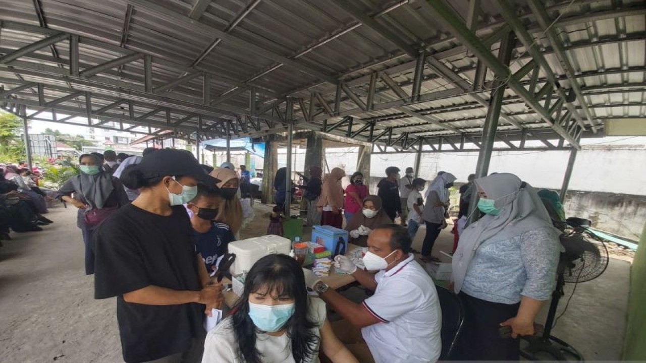 Layanan vaksinasi dosis empat di Belitung, (ANTARA/Kasmono)