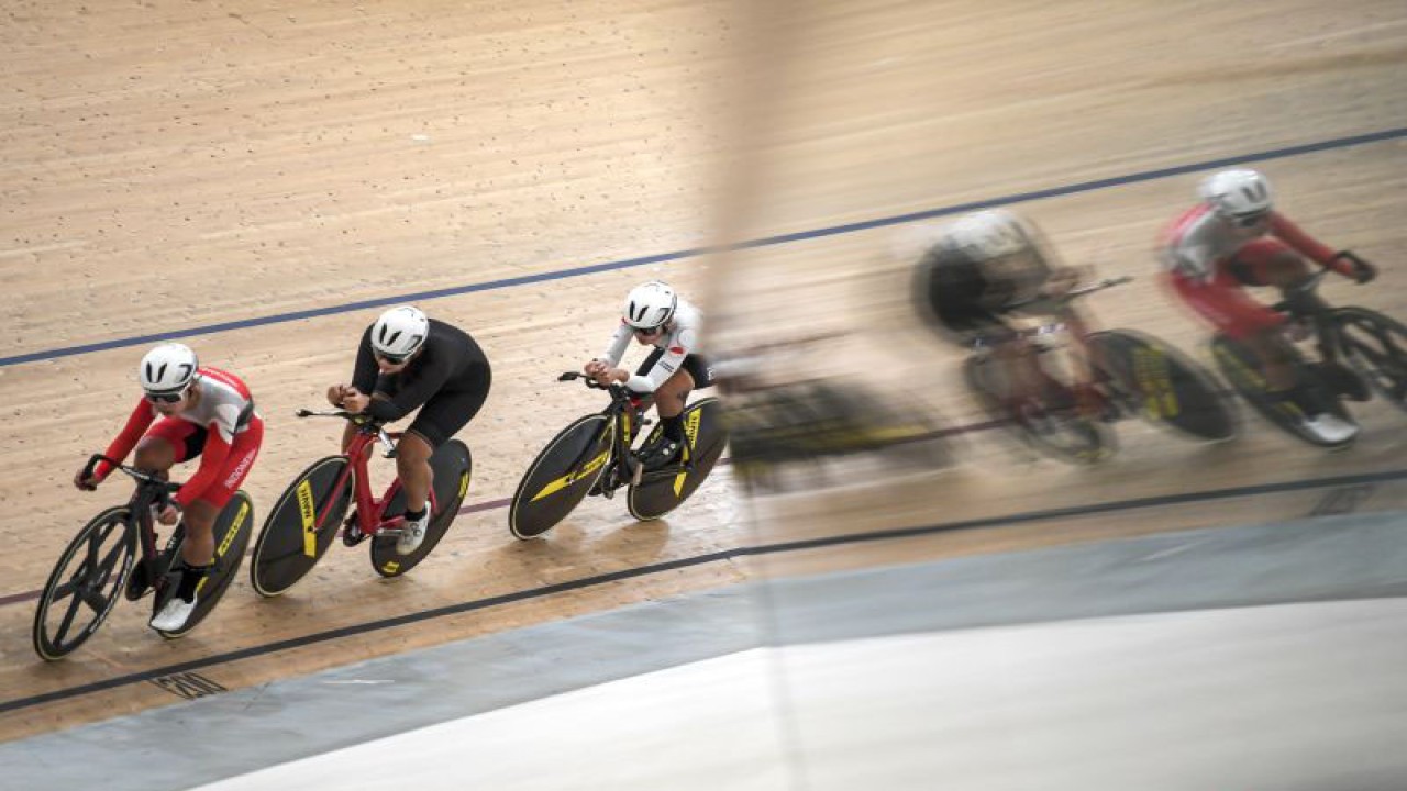 Sejumlah atlet balap sepeda 'track team' putri Indonesia memacu kecepatannya saat berlatih di Velodrome Rawamangun, Jakarta, Selasa (14/2/2023). Latihan tersebut dalam rangka persiapan jelang ajang UCI Track Nations Cup 2023 yang akan berlangsung pada 23-26 Februari mendatang di Velodrome, Ramawangun. ANTARA FOTO/M Risyal Hidayat/hp.