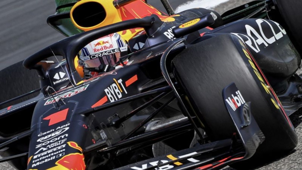 Pebalap tim Red Bull Max Verstappen menjalani tes pramusim Formula 1 di Sirkuit Sakhir, Bahrain. (23/2/2023) (AFP/GIUSEPPE CACACE)
