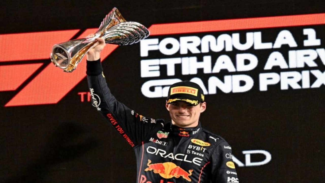 Pebalap tim Red Bull melakukan selebrasi setelah meraih kemenangan ke-15 dalam satu musim menyusul penampilan dominan di balapan pemungkas Grand Prix Abu Dhabi, Sirkuit Yas Marina pada 20 November 2022. AFP/KARIM SAHIB