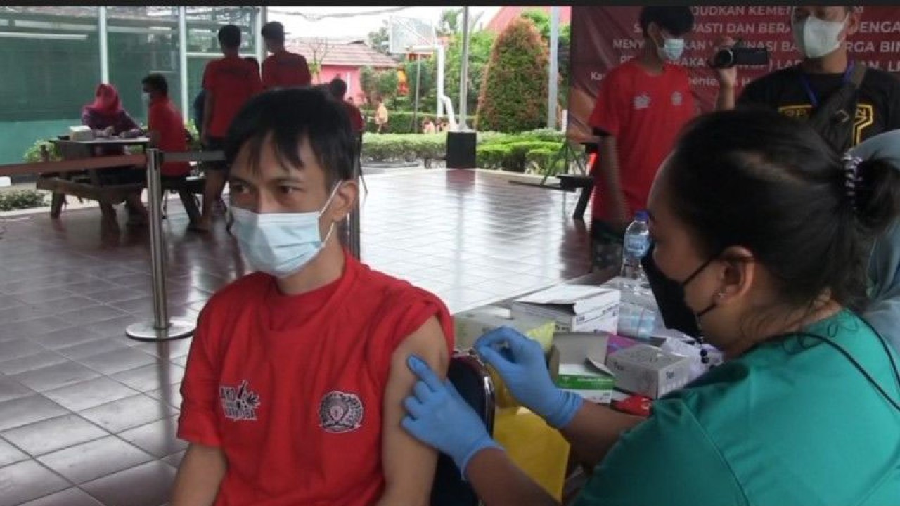 Petugas kesehatan tengah menyuntik vaksin "booster" kedua kepada Warga Binaan Pemasyarakatan (WBP) di Rumah Tahanan (Rutan) Kelas I Cipinang, Jakarta Timur, Kamis (2/2/2023). ANTARA/Syaiful Hakim