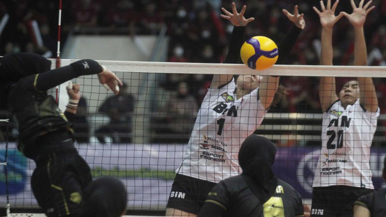 Pertandingan antara Gresik Petrokimia Pupuk Indonesia melawan Jakarta BIN pada PLN Mobile Proliga 2023 seri kedua putaran kedua di Gor Ken Arok, Kota Malang, Jawa Timur, Kamis (9/2/2023). (ANTARA FOTO/Ari Bowo Sucipto)
