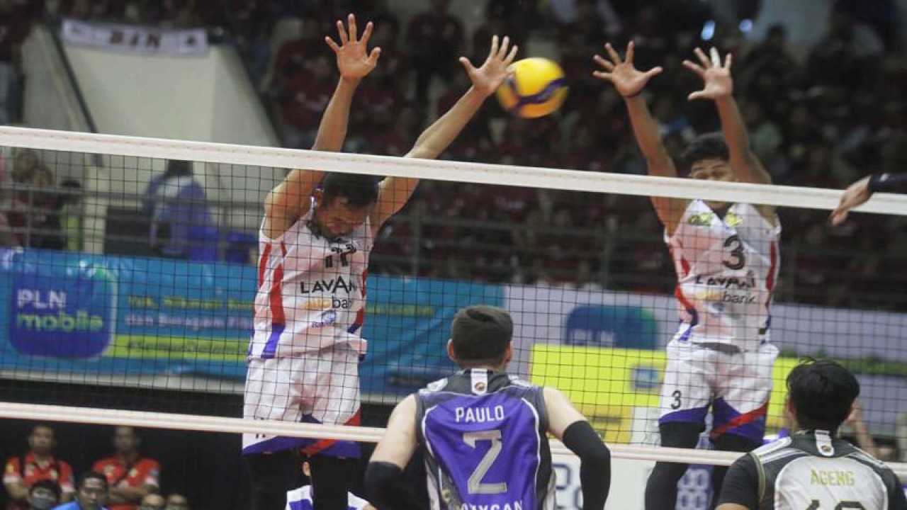 Pertandingan antara Jakarta Lavani Allo Bank melawan Surabaya BIN Samator pada PLN Mobile Proliga 2023 seri kedua putaran kedua di Gor Ken Arok, Kota Malang, Jawa Timur, Kamis (9/2/2023). ANTARA FOTO/Ari Bowo Sucipto.