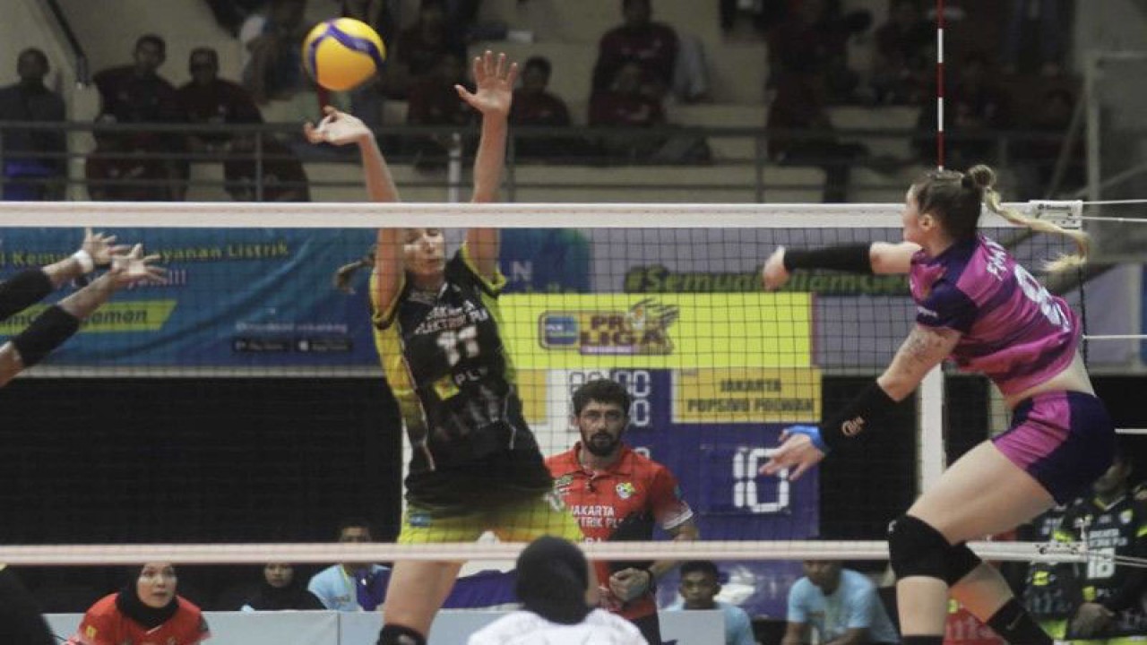 Pertandingan antara Jakarta Elektrik PLN melawan Jakarta Popsivo Polwan pada PLN Mobile Proliga 2023 seri kedua putaran kedua di Gor Ken Arok, Kota Malang, Jawa Timur, Kamis (9/2/2023). (ANTARA FOTO/Ari Bowo Sucipto)