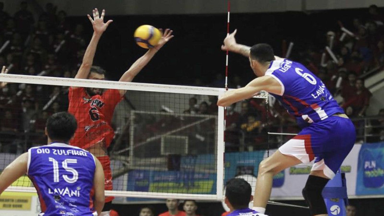 Pertandingan antara Jakarta Lavani Allo Bank melawan Jakarta STIN BIN pada ajang PLN Mobile Proliga 2023 seri kedua putaran kedua di Gor Ken Arok, Kota Malang, Jawa Timur, Jumat (10/2/2023). (ANTARA FOTO/Ari Bowo Sucipto)