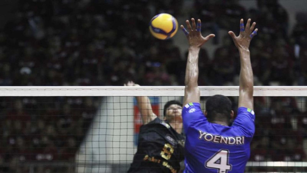 Pertandingan antara Jakarta Pertamina Pertamax melawan Kudus Sukun Badak pada laga lanjutan PLN Mobile Proliga 2023 seri kedua putaran kedua di Gor Ken Arok, Kota Malang, Jawa Timur, Sabtu (11/2/2023). ANTARA FOTO/Ari Bowo Sucipto.