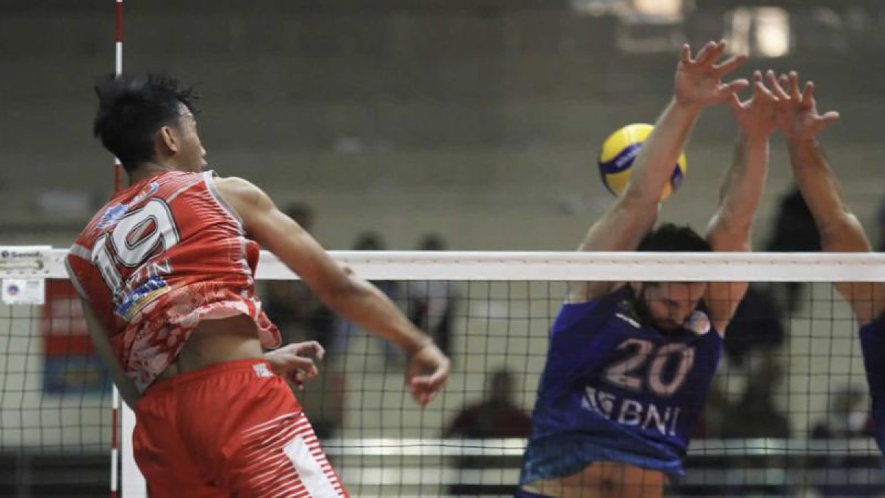 Pertandingan antara Jakarta BNI 46 dengan Palembang Bank Sumselbabel pada laga lanjutan PLN Mobile Proliga 2023 seri kedua putaran kedua di Gor Ken Arok, Kota Malang, Jawa Timur, Sabtu (11/2/2023). (ANTARA FOTO/Ari Bowo Sucipto)