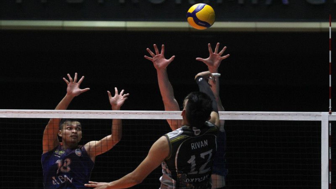 Pebola voli putra Surabaya BIN Samator Rivan Nurmulki (tengah) melepaskan smes dan berusaha diblok pebola voli putra Jakarta BNI 46 Rian Irawan (kiri) serta Samuer Connor (kanan) pada pertandingan putaran kedua minggu pertama PLN Mobile Proliga 2023 di GOR Tri Dharma, Gresik, Jawa Timur, Jumat (3/2/2023). . ANTARA FOTO/Umarul Faruq/tom.