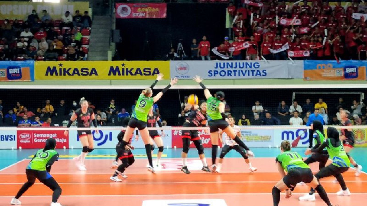 Dua pemain Jakarta Pertamina Fastron melakukan blok smes dari pemain Jakarta BIN pada laga PLN Mobile Proliga 2023 di GOR UNY Yogyakarta, Jumat (17/2/2023). ANTARA/Bayu Kuncahyo