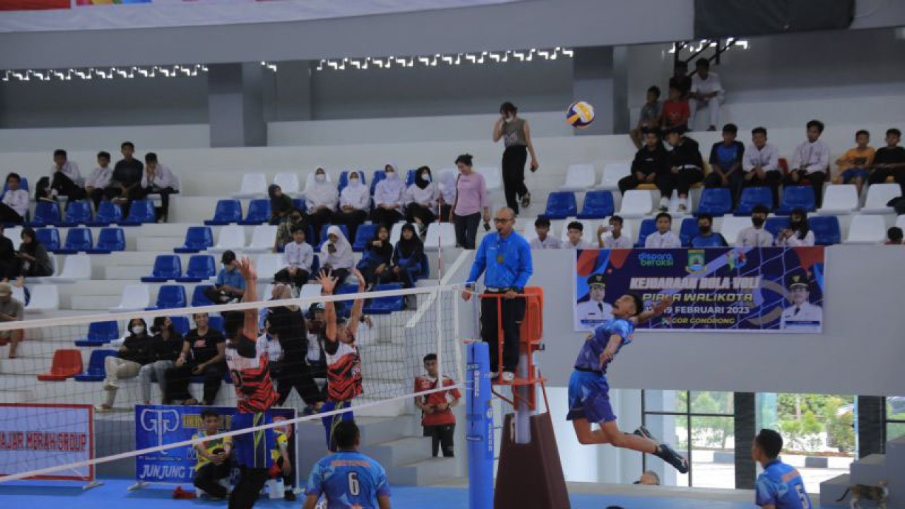 Kejuaraan Bola Voli Piala Wali Kota di GOR Gondrong, Kecamatan Cipondoh.