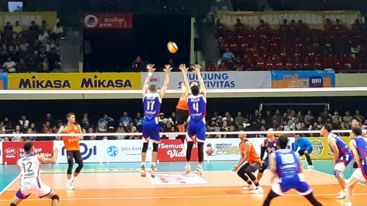 Dua pemain Jakarta LaVani Allo Bank mengeblok serangan dari pemain Jakarta BNI 46 pada laga PLN Mobile Proliga 2023 di GOR UNY Yogyakarta, Jumat (17/2/2023). ANTARA/Bayu Kuncahyo