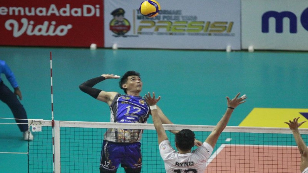 Pemain Surabaya BIN Samator Rivan Nurmulki melakukan smes saat timnya menghadapi Jakarta Pertamina Pertamax pada putaran dua seri pamungkas PLN Mobile Proliga 2023 di GOR UNY Yogjakarta, Sabtu (18/2/2023). ANTARA/HO-Proliga