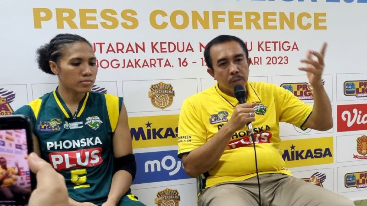 Pelatih Gresik Petrokimia Pupuk Indonesia Ayub Hidayat (kanan) memberikan keterangan usai timnya kalah 1-3 dari Jakarta Popsivo Polwan pada putaran dua seri pamungkas PLN Mobile Proliga 2023 di GOR UNY Yogjakara, Sabtu (18/2/2023). ANTARA/Bayu Kuncahyo
