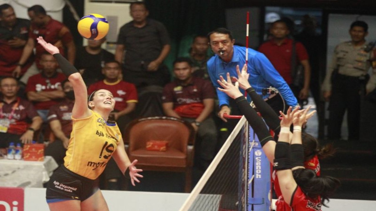 Pemain Bandung bjb Tandamata Ceren Kapucu (kiri) melancarkan smes yang dihadang dua pemain Jakarta BIN pada laga pembuka final four seri pertama di GOR Tri Dharma Petrokimia Gresik, Kamis (23/2/2023) malam. (ANTARA/HO-Humas Proliga)