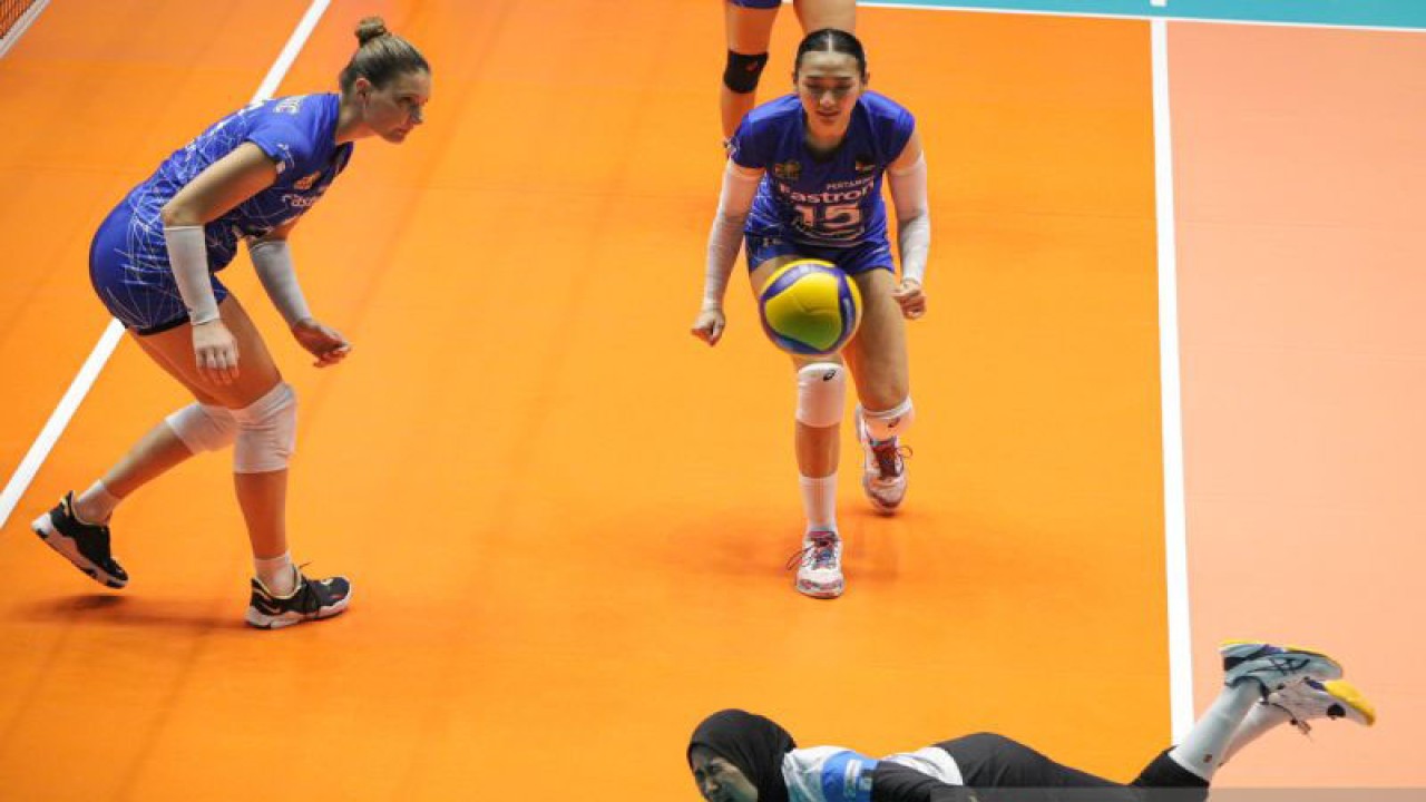 Libero Jakarta Pertamina Fastron Dita Azizah berusaha menjangkau bola saat pertandingan final four PLN Mobile Proliga 2023 melawan Gresik Petrokimia Pupuk Indonesia di GOR Tri Dharma Petrokimia Gresik, Jumat (24/2/2023) petang. (ANTARA/Rizal Hanafi)