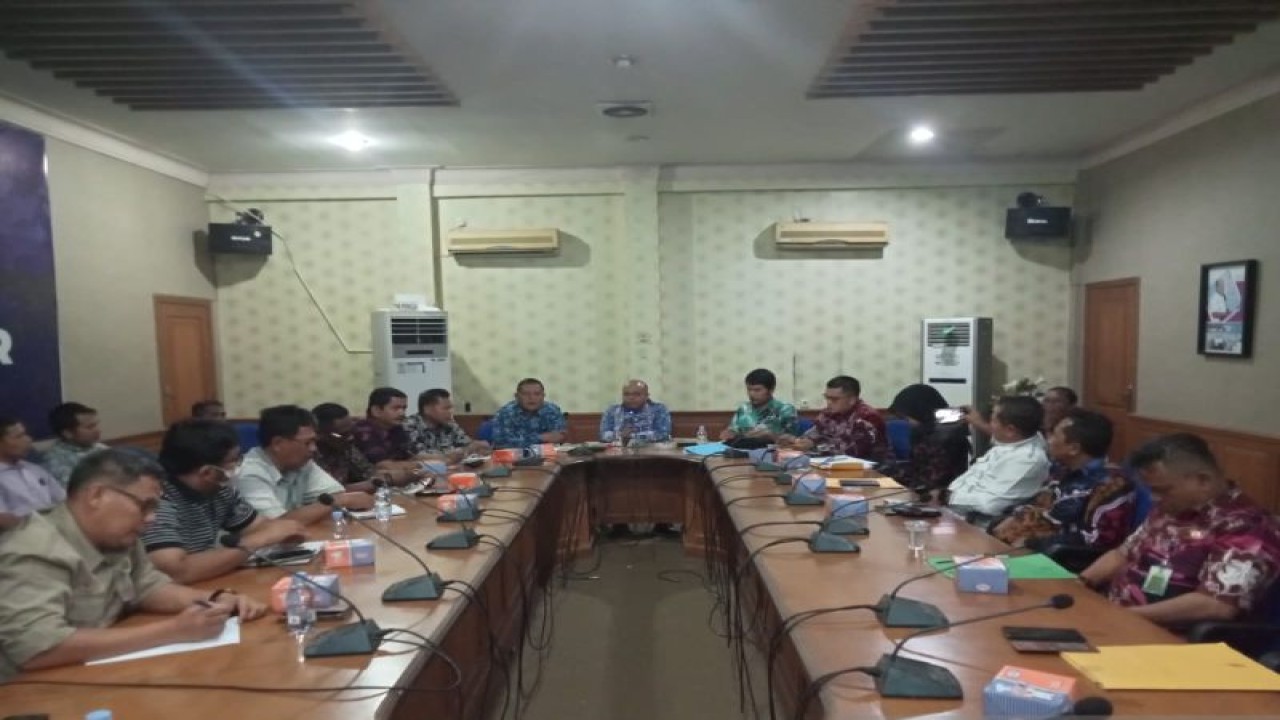 Wakil Bupati (Wabup) Tanjatim Robby saat memimpin rapat bersama pihak perusahaan terkait perbaikan jalan di daerah tersebut, Kamis (23/2/23). (ANTARA/Agus)