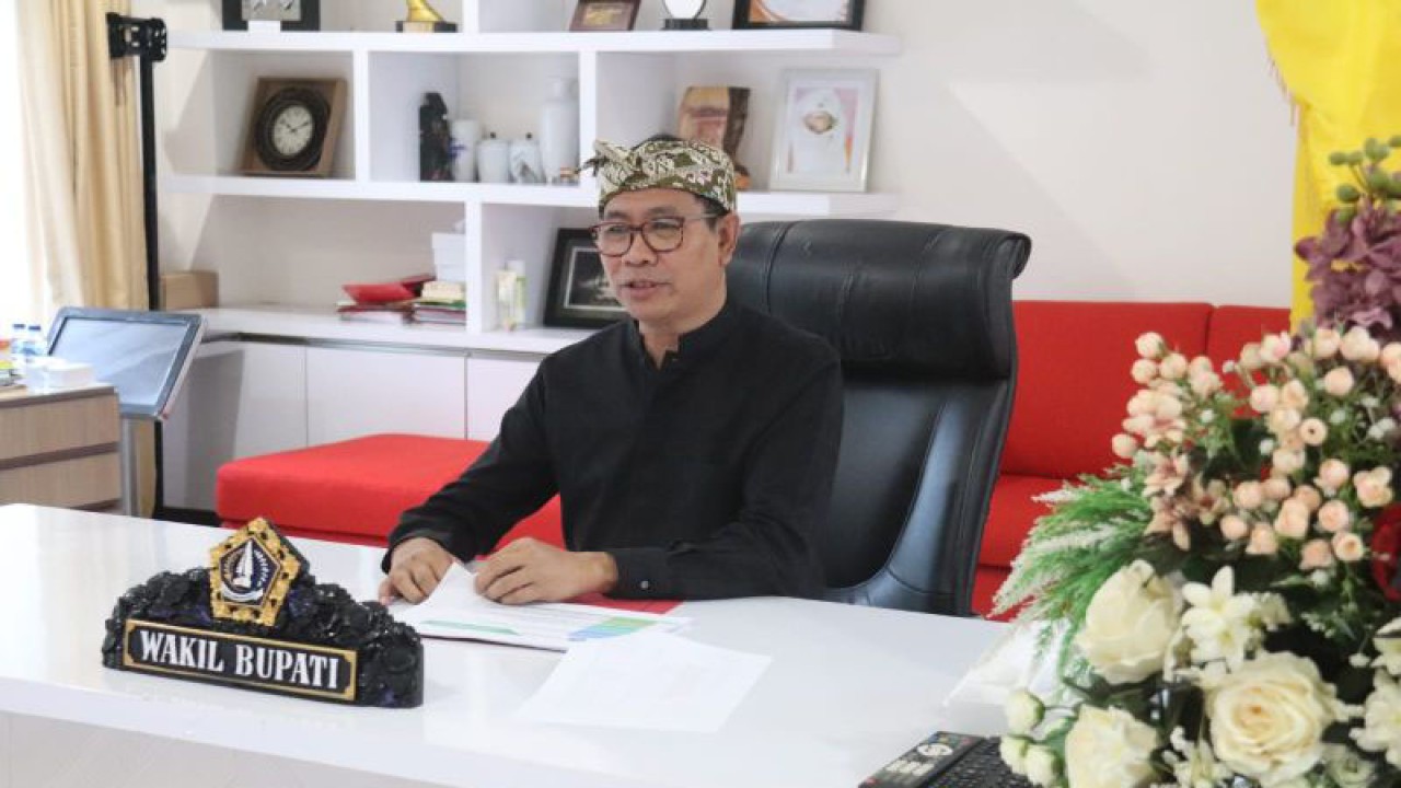 Wabup Badung I Ketut Suiasa mengikuti wawancara via Zoom dalam kegiatan penilaian peraih Penghargaan Jaminan Sosial dan Ketenagakerjaan (Paritrana Award) Tahun 2022. ANTARA/HO-Pemkab Badung