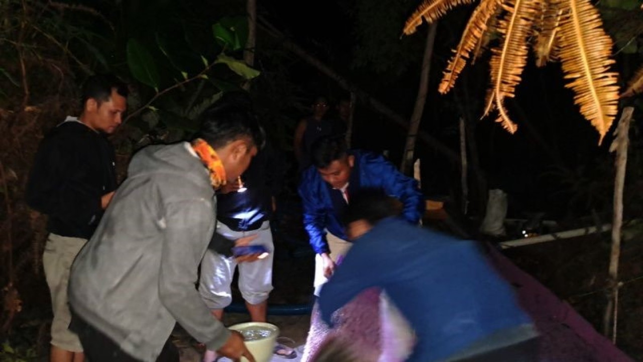 Tim gabungan Satreskrim Polres Bangka Barat dan Tim Tahura Menumbing menangkap pelaku penambangan liar bijih timah di Tahura Menumbing. ANTARA/HO-Humas Polres Bangka Barat.