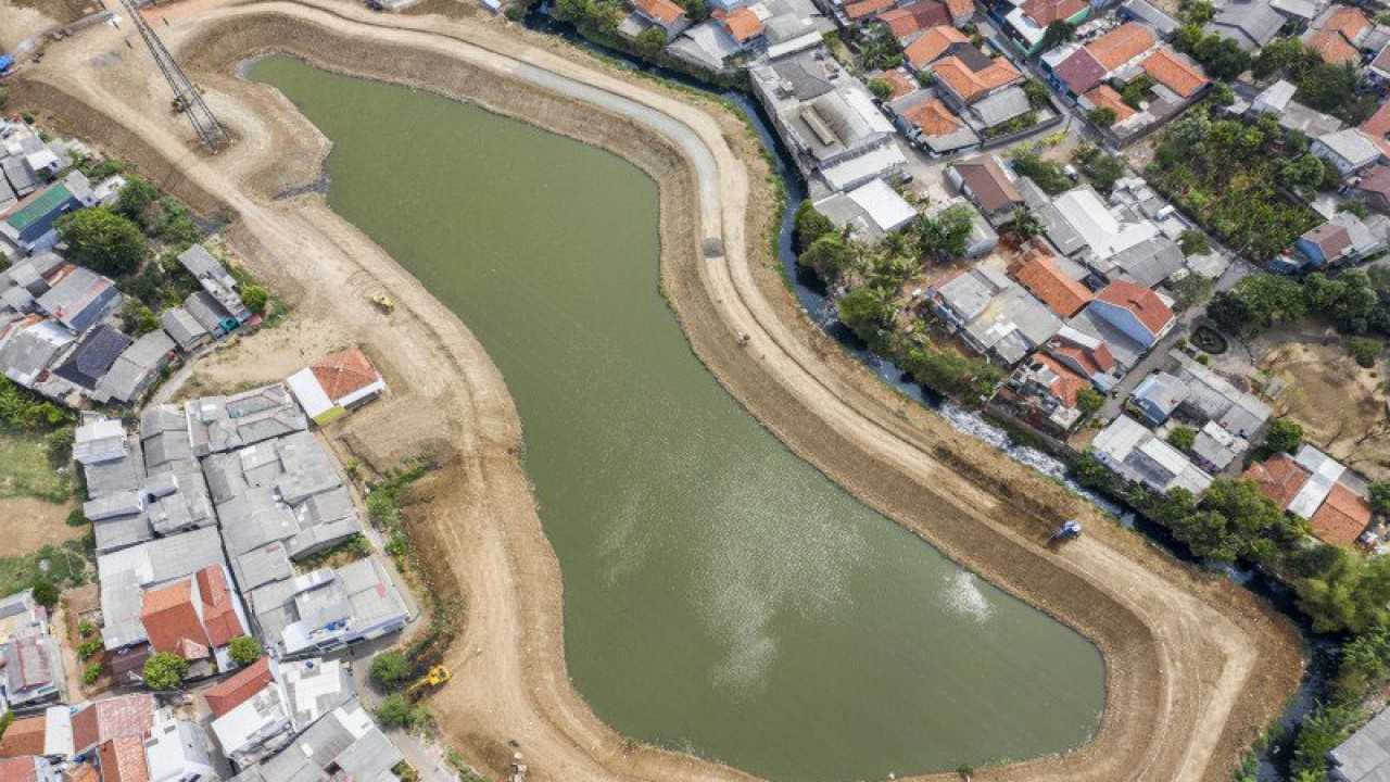 Foto udara proyek naturalisasi Waduk Kampung Rambutan di Jakarta, Senin (7/10/2019). Pemerintah Provinsi DKI Jakarta melalui Dinas Sumber Daya Air menargetkan naturalisasi waduk tersebut selesai sebelum akhir tahun 2019 agar dapat menampung air dan luapan sungai saat musim hujan tiba. ANTARA FOTO/Hafidz Mubarak A/hp.
