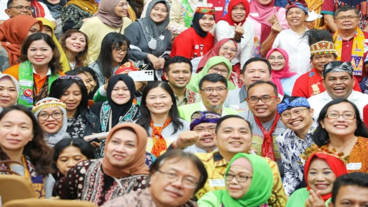 Wagub Jatim Emil Elestianto Dardak di tengah-tengah anggota Ikatan Keluarga Besar Alumni Siswa Teladan Tingkat Nasional saat gelaran Sistelnas 3.0 tahun angkatan 1976-1998 di Gedung C Kemendagri Sasana Bhakti Praja, Jakarta, Sabtu (25/2/2023). (FOTO ANTARA/HO-Biro Adpim Jatim)