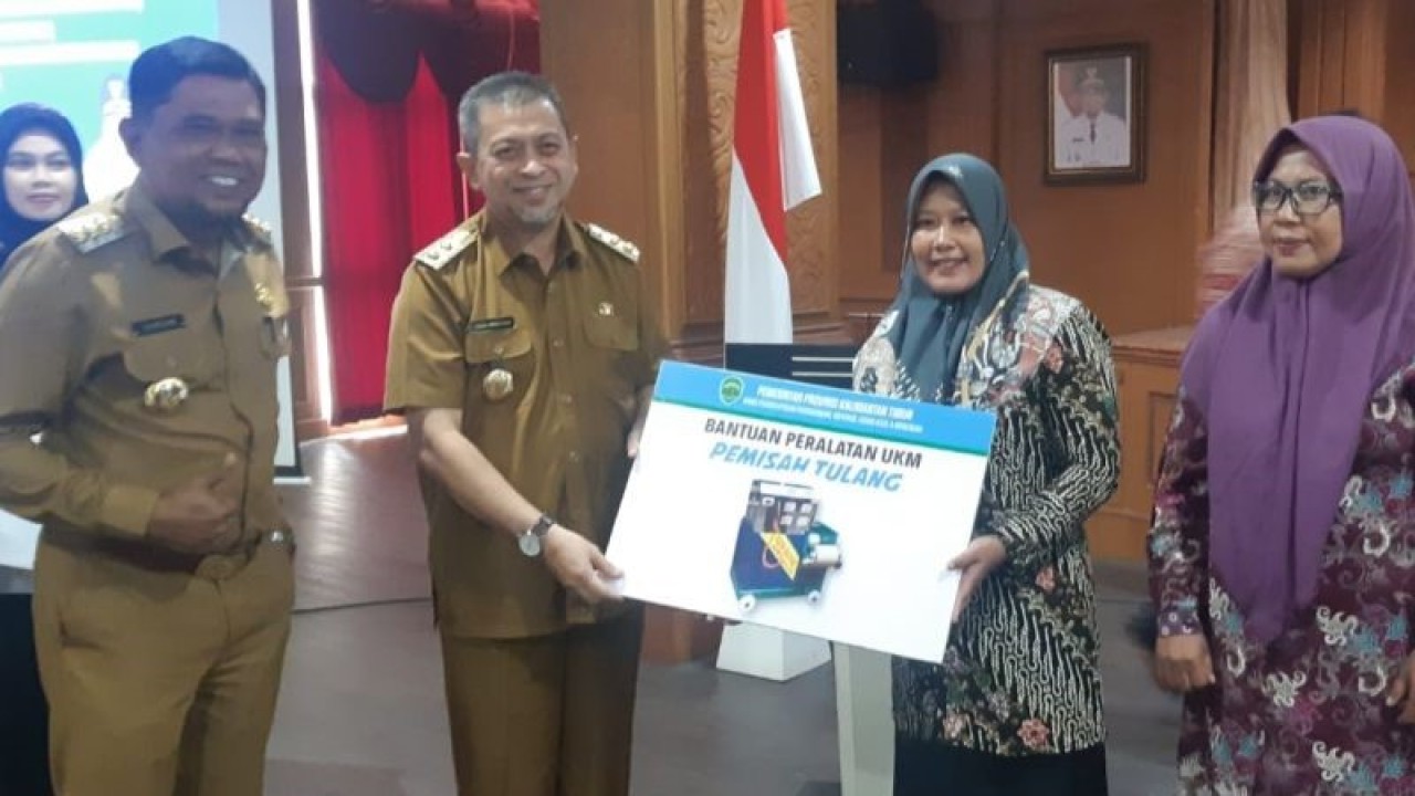 Wagub Kaltim Hadi Mulyadi menyerahkan bantuan kepada UMKM dan IKM Kabupaten Penajam Paser Utara, Senin (13/3/2023) (ANTARA/Bagus Purwa)