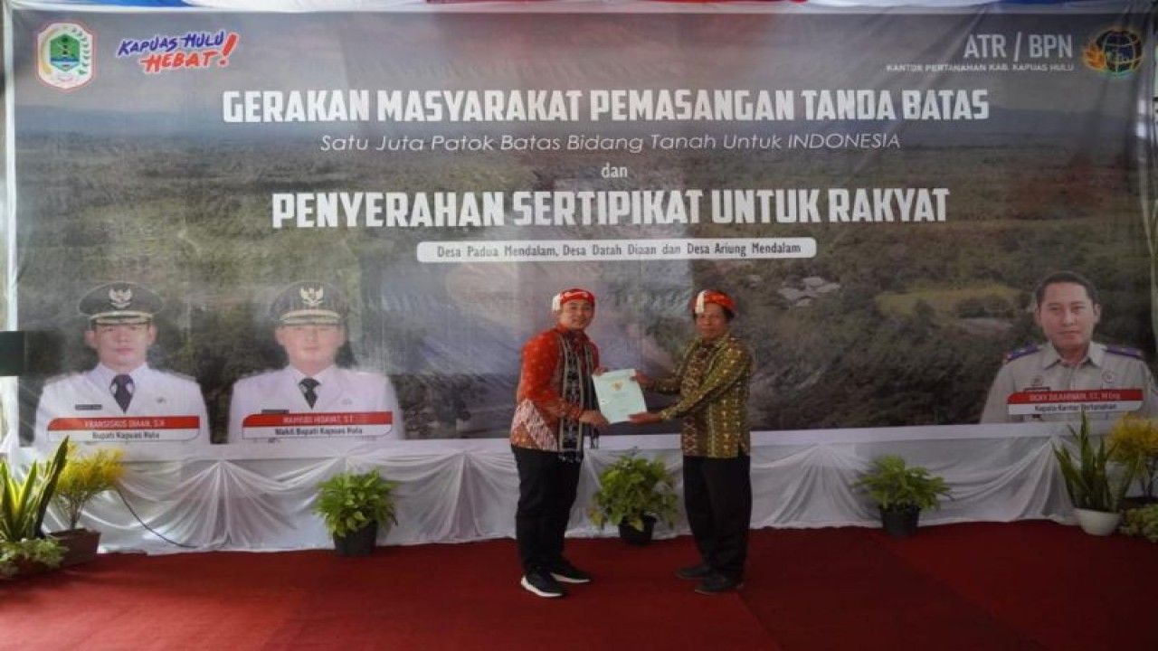 Wakil Bupati Kapuas Hulu Wahyudi Hidayat menyerahkan secara simbolis sertifikat tanah untuk warga di Desa Datah Diaan, Kecamatan Putussibau Utara, Kapuas Hulu, Kalimantan Barat. ANTARA/HO-Prokopim Setda Kapuas Hulu. (Teofilusianto Timotius)