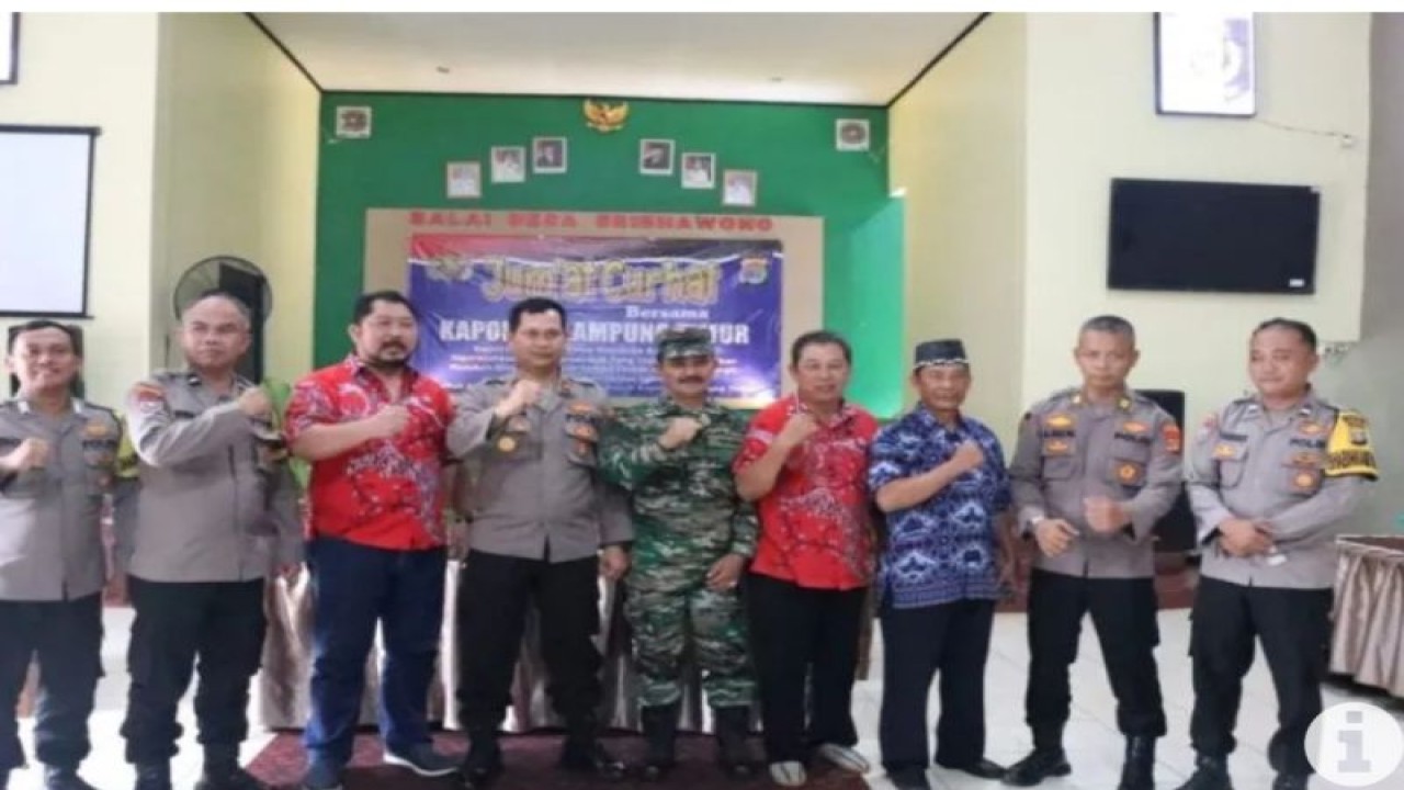 Waka Polres Lampung Timur, Kompol Sugandhi (empat dari kiri). (ANTARA/HO-Damiri)