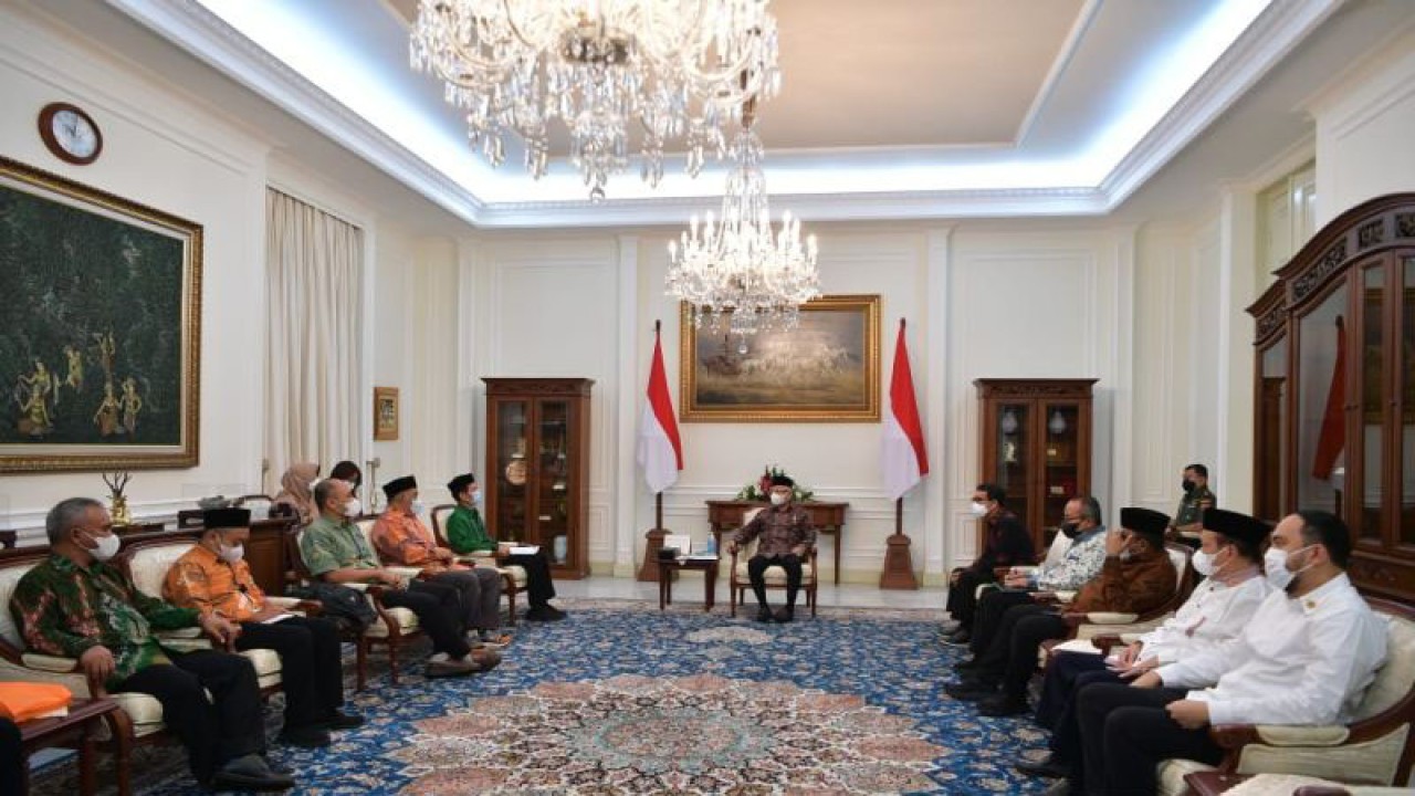 Wakil Presiden Ma'ruf Amin bertemu Dewan Pengurus Pusat Serikat Petan Indonesia di Istana Wapres, Jakarta, Jumat (3/2/2023). (ANTARA/BPMI Setwapres)