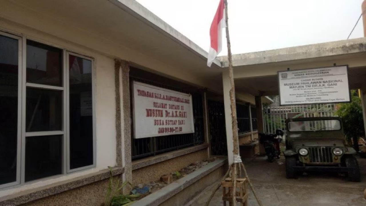 Museum Mayjen TNI (Purn) dr. AK Gani, tampak mobil sisa perjuangannya rusak tak terawat, Minggu (10/11). (ANTARA/Aziz Munajar/19)
