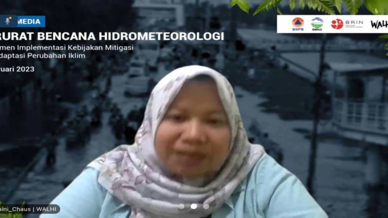Tangkapan layar Eksekutif Nasional WALHI Uslaini Chaus dalam webinar "Darurat Bencana Hidrometeorologi: Komitmen Implementasi Kebijakan Mitigasi dan Adaptasi Perubahan Iklim" di Jakarta, Rabu (8-2-2023). ANTARA/Devi Nindy
