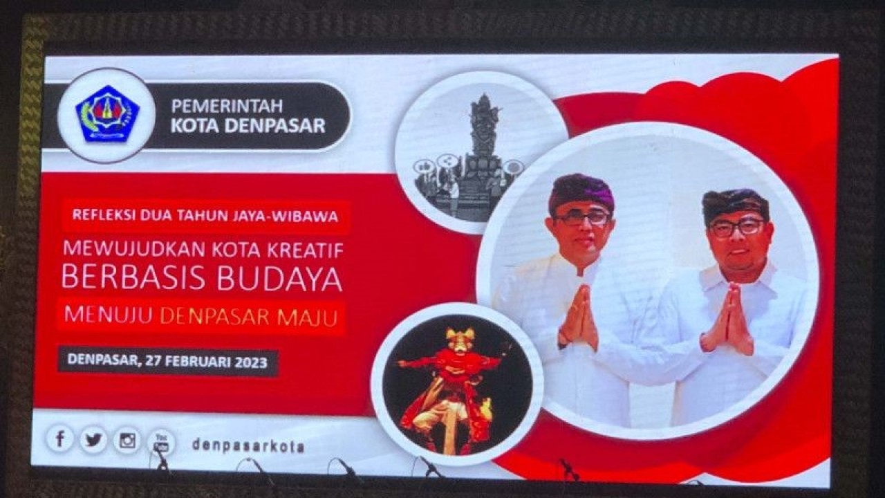 Layar monitor menampilkan sampul dari presentasi Refleksi Dua Tahun Jaya -Wibawa Mewujudkan Kota Kreatif Berbasis Budaya Menuju Denpasar Maju pada acara Malam Apresiasi HUT ke-235 Denpasar, Senin (27/2/2023) malam. ANTARA/Widodo S Jusuf.