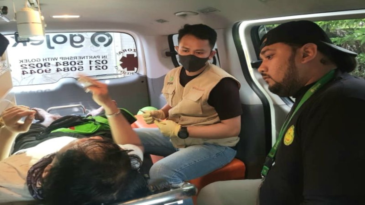 Suasana layanan ambulans yang disiapkan Gojek bagi mitra "driver" dan warga Kota Makassar, Rabu (1/2/2023). ANTARA/HO-Gojek