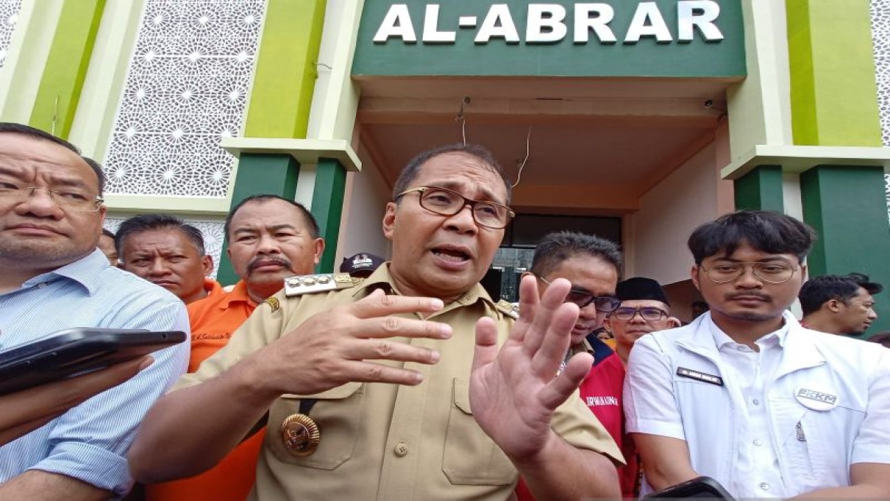 Wali Kota Makassar H Ramdhan Pomanto di sela pemberian bantuan kepada warga yang terdampak banjr di Makassar, Selasa (14/2/2023). ANTARA/Suriani Mappong.