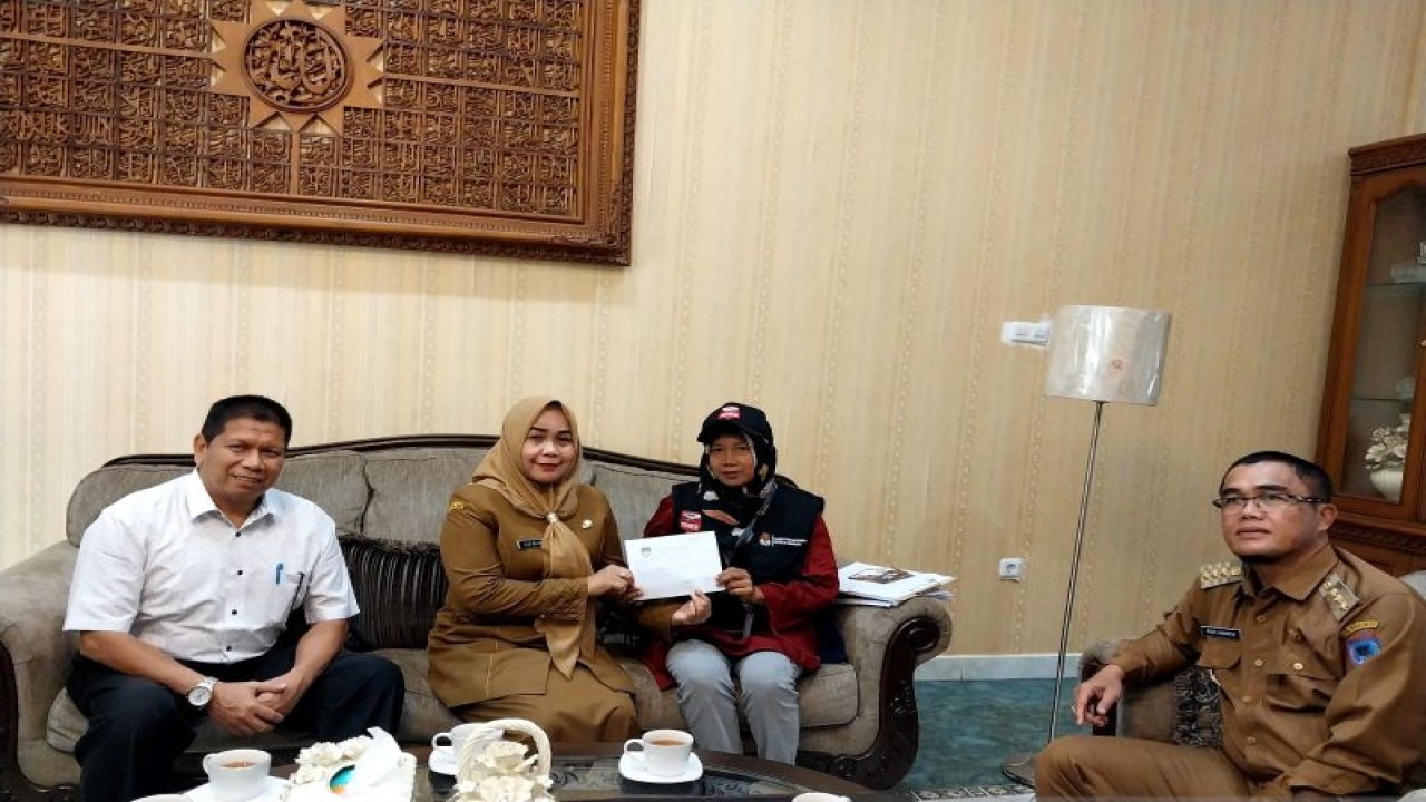 Penjabat Wali Kota Payakumbuh Rida Ananda bersama Ketua TP-PKK Payakumbuh Elfriza Zaharman menerima tanda bukti terdaftar dari pantarlih. (ANTARA/Akmal Saputra)