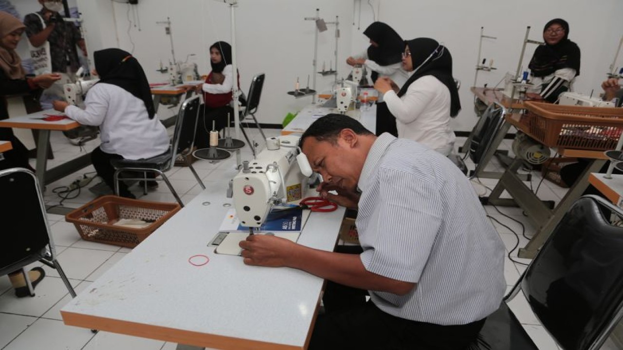 Sejumlah warga bekerja menjahit di Koperasi Sumber Rizky Alayna (SRA) Kota Surabaya, Sabtu (4/2/2023). (ANTARA/HO-Diskominfo Surabaya)