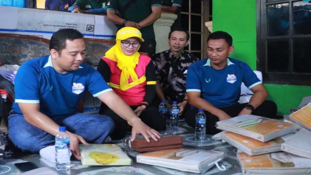 Wali Kota Tangerang Arief R Wismansyah (kiri) saat melihat produk UMKM handuk yang merupakan usaha warga Kecamatan Tangerang. Dirinya mendorong agar pengemasan produk dibuat lebih menarik dalam meningkatkan omset sebab hasil produknya sudah sangat bagus.