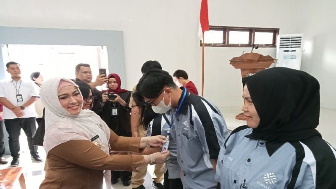 Wakil Wali Kota Palangka Raya Umi Mastikah menyematkan tanda peserta kegiatan pelatihan di BLK Disnaker Kota Palangka Raya, Senin (20/2/2023). ANTARA/Adi Wibowo