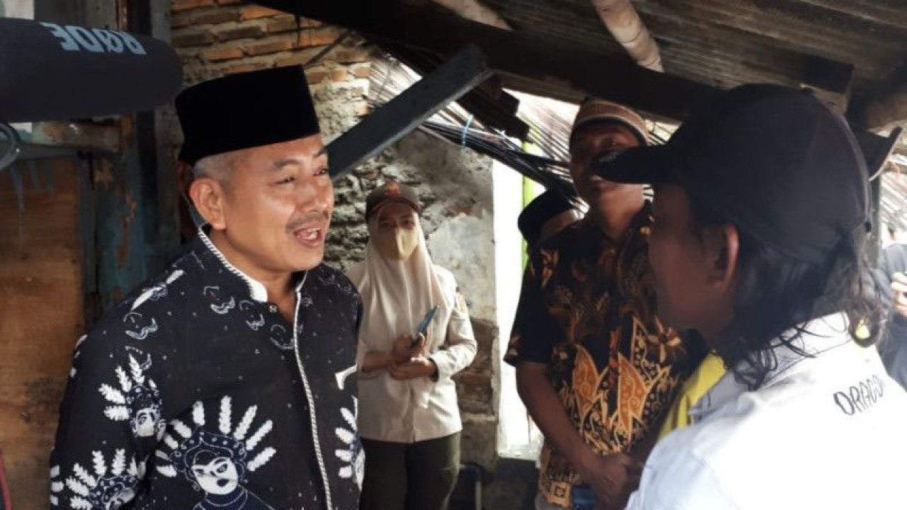 Wali Kota Jakarta Barat Yani Wahyu Purwoko saat meninjau rumah warga yang mau dibedah di kawasan Kalideres, Jakarta Barat, Jumat (25/2/2023). ANTARA/Walda
